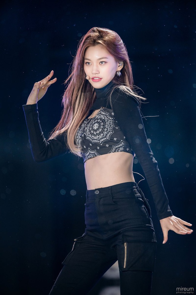8 cô nàng đẹp trai nhất Kpop: Mỹ nhân TWICE khiến fangirl đổ rầm rầm, chị đại MAMAMOO nhờ đâu mà tóc dài vẫn soái đến lạ? - Ảnh 18. 8 cô nàng đẹp trai nhất Kpop: Mỹ nhân TWICE khiến fangirl đổ rầm rầm, chị đại MAMAMOO nhờ đâu mà tóc dài vẫn soái đến lạ? - Ảnh 18.