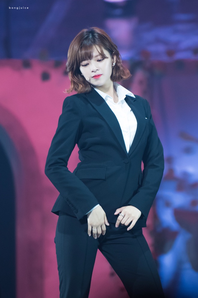 8 cô nàng đẹp trai nhất Kpop: Mỹ nhân TWICE khiến fangirl đổ rầm rầm, chị đại MAMAMOO nhờ đâu mà tóc dài vẫn soái đến lạ? - Ảnh 3. 8 cô nàng đẹp trai nhất Kpop: Mỹ nhân TWICE khiến fangirl đổ rầm rầm, chị đại MAMAMOO nhờ đâu mà tóc dài vẫn soái đến lạ? - Ảnh 3.