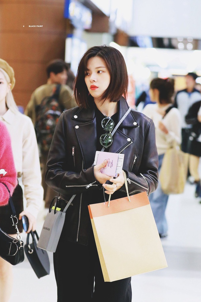 8 cô nàng đẹp trai nhất Kpop: Mỹ nhân TWICE khiến fangirl đổ rầm rầm, chị đại MAMAMOO nhờ đâu mà tóc dài vẫn soái đến lạ? - Ảnh 4. 8 cô nàng đẹp trai nhất Kpop: Mỹ nhân TWICE khiến fangirl đổ rầm rầm, chị đại MAMAMOO nhờ đâu mà tóc dài vẫn soái đến lạ? - Ảnh 4.