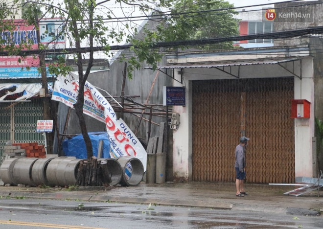 Bão số 9 giật cấp 15 áp sát đất liền: 2 người chết, 7 người bị thương ở Quảng Ngãi và Bình Định, hàng loạt ngôi nhà tốc mái - Ảnh 2.
