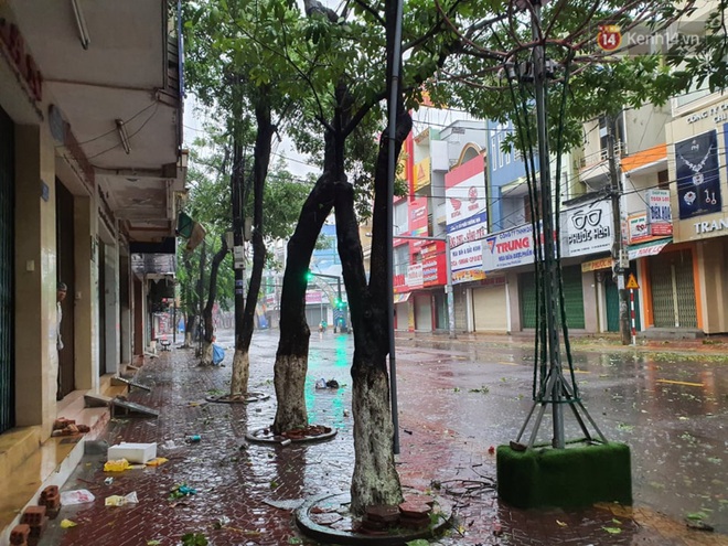 Bão số 9 sắp đổ bộ: Gió giật mạnh ở Quảng Ngãi, đã có nhà bị tốc mái; Hội An ngập sâu nhiều tuyến đường - Ảnh 2.