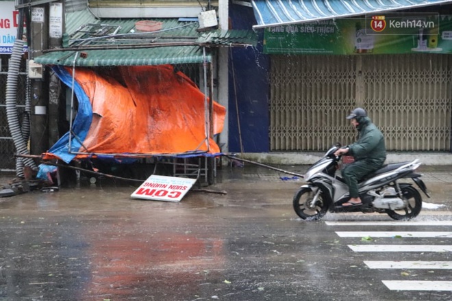 Bão số 9 sắp đổ bộ: Gió giật mạnh ở Quảng Ngãi, đã có nhà bị tốc mái; phong toả một phần Quốc lộ 1A khiến hàng trăm xe ùn tắc - Ảnh 9.