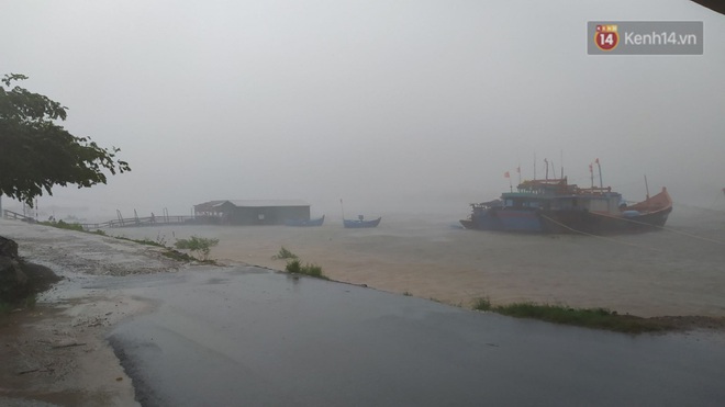 Bão số 9 sắp đổ bộ: Gió giật mạnh ở Quảng Ngãi, đã có nhà bị tốc mái; Hội An ngập sâu nhiều tuyến đường - Ảnh 6.
