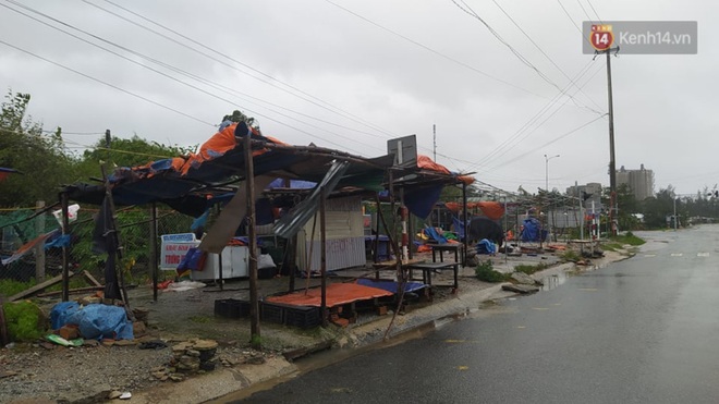 Bão số 9 sắp đổ bộ: Gió giật mạnh ở Quảng Ngãi, đã có nhà bị tốc mái; phong toả một phần Quốc lộ 1A khiến hàng trăm xe ùn tắc - Ảnh 3.