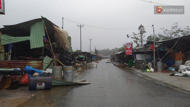 Bão số 9 sắp đổ bộ: Gió giật mạnh ở Quảng Ngãi, đã có nhà bị tốc mái; phong toả một phần Quốc lộ 1A khiến hàng trăm xe ùn tắc - Ảnh 4.