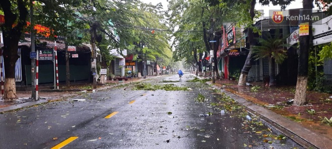 Bão số 9 sắp đổ bộ: Gió giật mạnh ở Quảng Ngãi, đã có nhà bị tốc mái; Hội An ngập sâu nhiều tuyến đường - Ảnh 3.