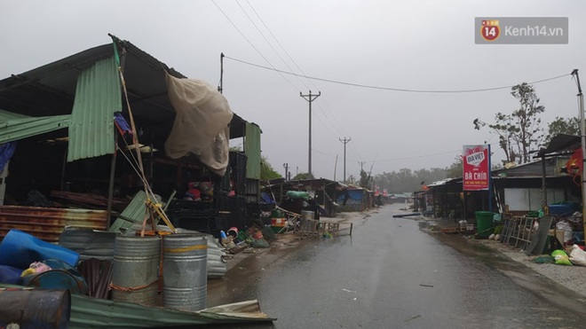 Bão số 9 sắp đổ bộ: Gió giật mạnh ở Quảng Ngãi, đã có nhà bị tốc mái; phong toả một phần Quốc lộ 1A khiến hàng trăm xe ùn tắc - Ảnh 6.