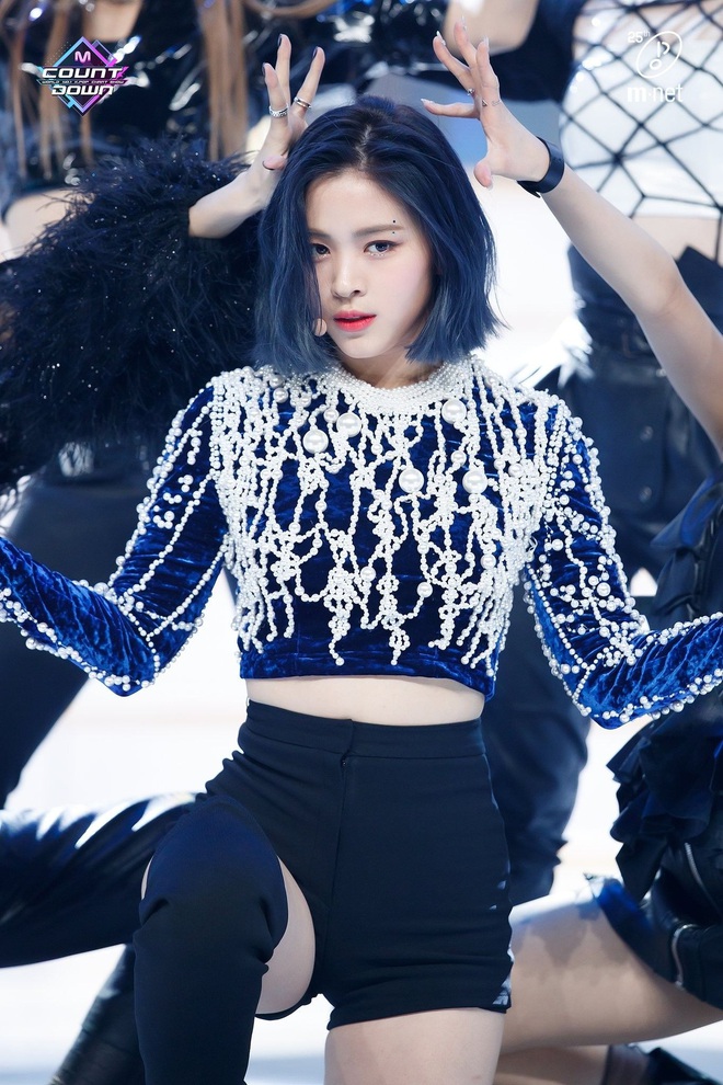 8 cô nàng đẹp trai nhất Kpop: Mỹ nhân TWICE khiến fangirl đổ rầm rầm, chị đại MAMAMOO nhờ đâu mà tóc dài vẫn soái đến lạ? - Ảnh 8. 8 cô nàng đẹp trai nhất Kpop: Mỹ nhân TWICE khiến fangirl đổ rầm rầm, chị đại MAMAMOO nhờ đâu mà tóc dài vẫn soái đến lạ? - Ảnh 8.