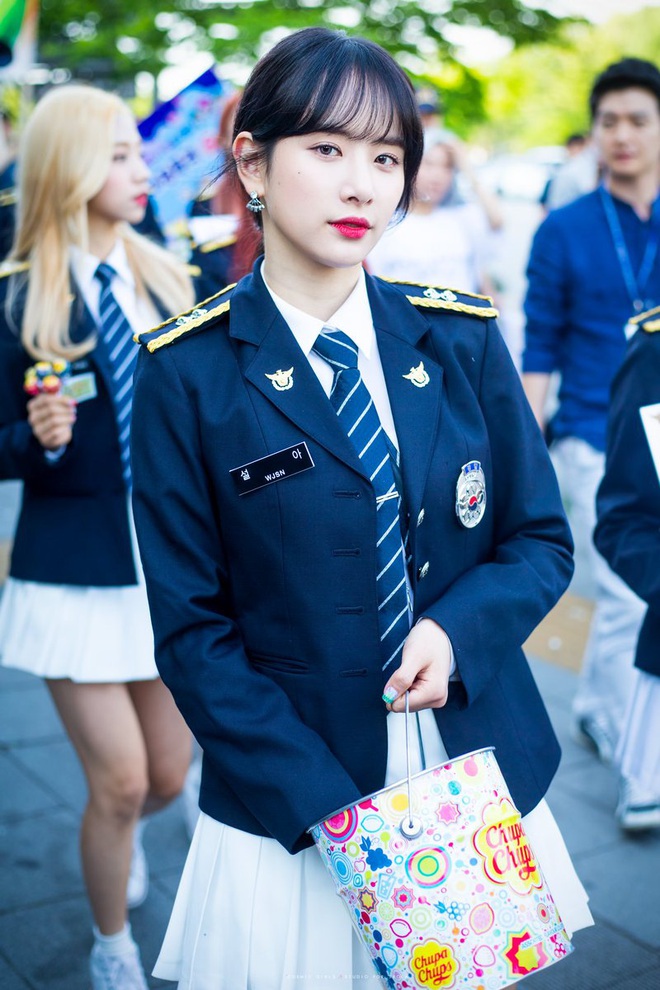 8 cô nàng đẹp trai nhất Kpop: Mỹ nhân TWICE khiến fangirl đổ rầm rầm, chị đại MAMAMOO nhờ đâu mà tóc dài vẫn soái đến lạ? - Ảnh 16. 8 cô nàng đẹp trai nhất Kpop: Mỹ nhân TWICE khiến fangirl đổ rầm rầm, chị đại MAMAMOO nhờ đâu mà tóc dài vẫn soái đến lạ? - Ảnh 16.
