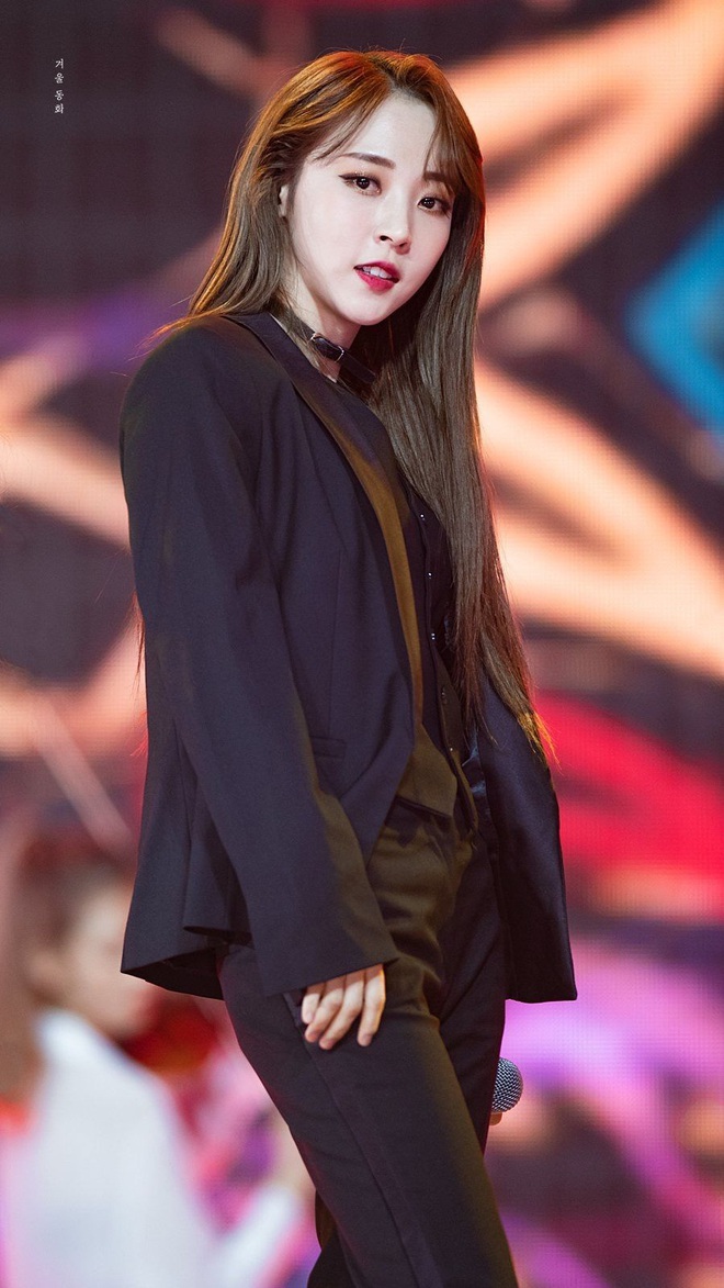 8 cô nàng đẹp trai nhất Kpop: Mỹ nhân TWICE khiến fangirl đổ rầm rầm, chị đại MAMAMOO nhờ đâu mà tóc dài vẫn soái đến lạ? - Ảnh 13. 8 cô nàng đẹp trai nhất Kpop: Mỹ nhân TWICE khiến fangirl đổ rầm rầm, chị đại MAMAMOO nhờ đâu mà tóc dài vẫn soái đến lạ? - Ảnh 13.