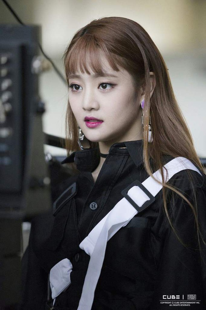 8 cô nàng đẹp trai nhất Kpop: Mỹ nhân TWICE khiến fangirl đổ rầm rầm, chị đại MAMAMOO nhờ đâu mà tóc dài vẫn soái đến lạ? - Ảnh 22. 8 cô nàng đẹp trai nhất Kpop: Mỹ nhân TWICE khiến fangirl đổ rầm rầm, chị đại MAMAMOO nhờ đâu mà tóc dài vẫn soái đến lạ? - Ảnh 22.