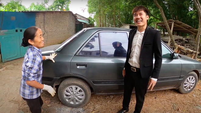 Sau loạt lùm xùm phải nộp phạt, Hưng Vlog khoe mua xe 4 tỷ, tuyên bố với bà Tân: “Con đầy tiền”? - Ảnh 4. Sau loạt lùm xùm phải nộp phạt, Hưng Vlog khoe mua xe 4 tỷ, tuyên bố với bà Tân: “Con đầy tiền”? - Ảnh 4.