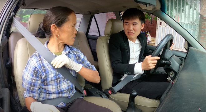 Sau loạt lùm xùm phải nộp phạt, Hưng Vlog khoe mua xe 4 tỷ, tuyên bố với bà Tân: “Con đầy tiền”? - Ảnh 5. Sau loạt lùm xùm phải nộp phạt, Hưng Vlog khoe mua xe 4 tỷ, tuyên bố với bà Tân: “Con đầy tiền”? - Ảnh 5.