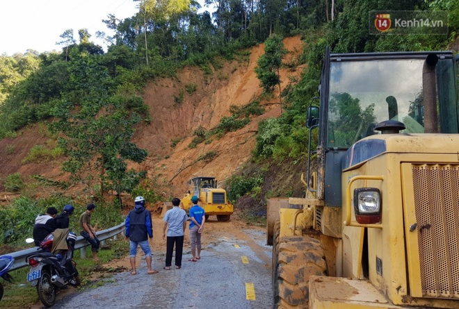 Vụ sạt lở làm hơn 50 người bị vùi lấp ở Quảng Nam: Cả nhà bí thư xã Trà Leng hiện đang mất tích, đã tìm thấy 16 thi thể - Ảnh 1.