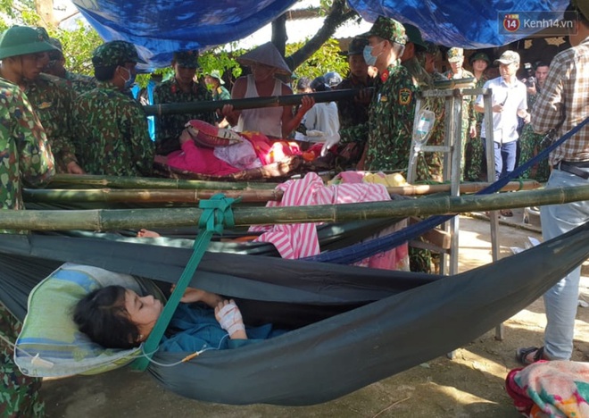 Vụ sạt lở đất vùi lấp hàng chục người ở Trà Leng: Tìm cách chuyển 4 người bị thương đi cấp cứu - Ảnh 2.