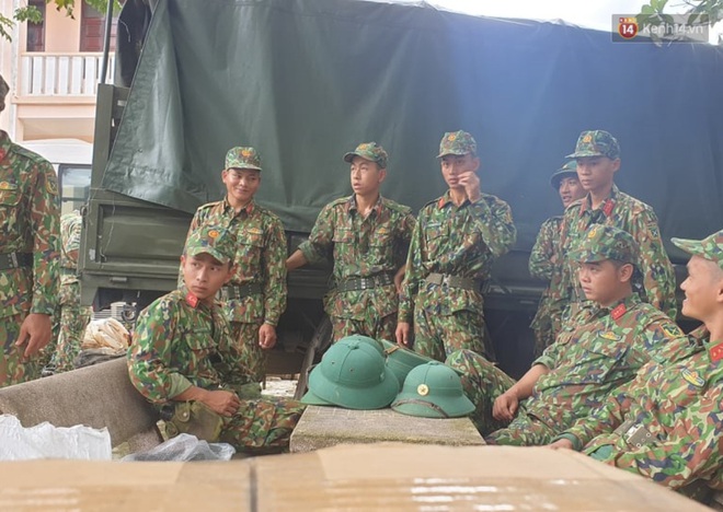 Vụ sạt lở đất vùi lấp hàng chục người ở Trà Leng: Tìm cách chuyển 4 người bị thương đi cấp cứu - Ảnh 1.