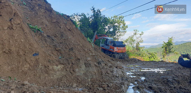Vụ sạt lở làm hơn 50 người bị vùi lấp ở Quảng Nam: Cả nhà Bí thư xã Trà Leng hiện đang mất tích, đã tìm thấy 16 thi thể - Ảnh 1.