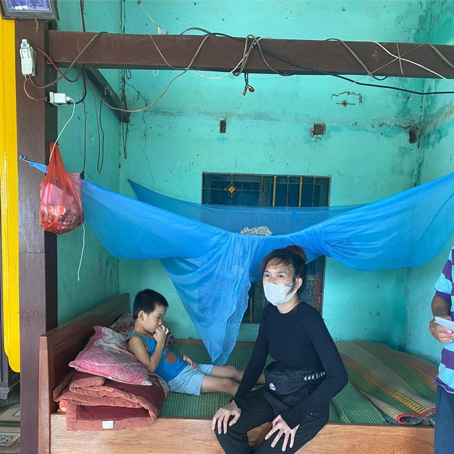 Vợ chồng Lý Hải - Minh Hà đồng hành đến cứu trợ miền Trung, chia sẻ từng muốn cãi nhau vì chuyện tặng tiền cho bà con - Ảnh 4. Vợ chồng Lý Hải - Minh Hà đồng hành đến cứu trợ miền Trung, chia sẻ từng muốn cãi nhau vì chuyện tặng tiền cho bà con - Ảnh 4.