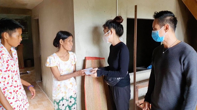 Vợ chồng Lý Hải - Minh Hà đồng hành đến cứu trợ miền Trung, chia sẻ từng muốn cãi nhau vì chuyện tặng tiền cho bà con - Ảnh 10. Vợ chồng Lý Hải - Minh Hà đồng hành đến cứu trợ miền Trung, chia sẻ từng muốn cãi nhau vì chuyện tặng tiền cho bà con - Ảnh 10.
