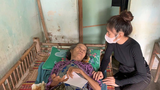 Vợ chồng Lý Hải - Minh Hà đồng hành đến cứu trợ miền Trung, chia sẻ từng muốn cãi nhau vì chuyện tặng tiền cho bà con - Ảnh 5. Vợ chồng Lý Hải - Minh Hà đồng hành đến cứu trợ miền Trung, chia sẻ từng muốn cãi nhau vì chuyện tặng tiền cho bà con - Ảnh 5.