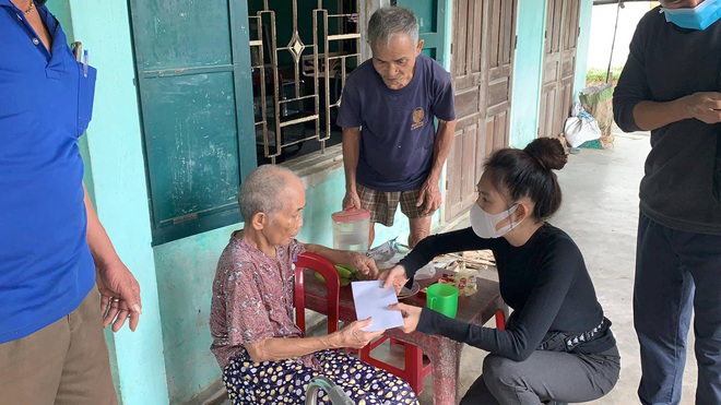 Vợ chồng Lý Hải - Minh Hà đồng hành đến cứu trợ miền Trung, chia sẻ từng muốn cãi nhau vì chuyện tặng tiền cho bà con - Ảnh 7. Vợ chồng Lý Hải - Minh Hà đồng hành đến cứu trợ miền Trung, chia sẻ từng muốn cãi nhau vì chuyện tặng tiền cho bà con - Ảnh 7.