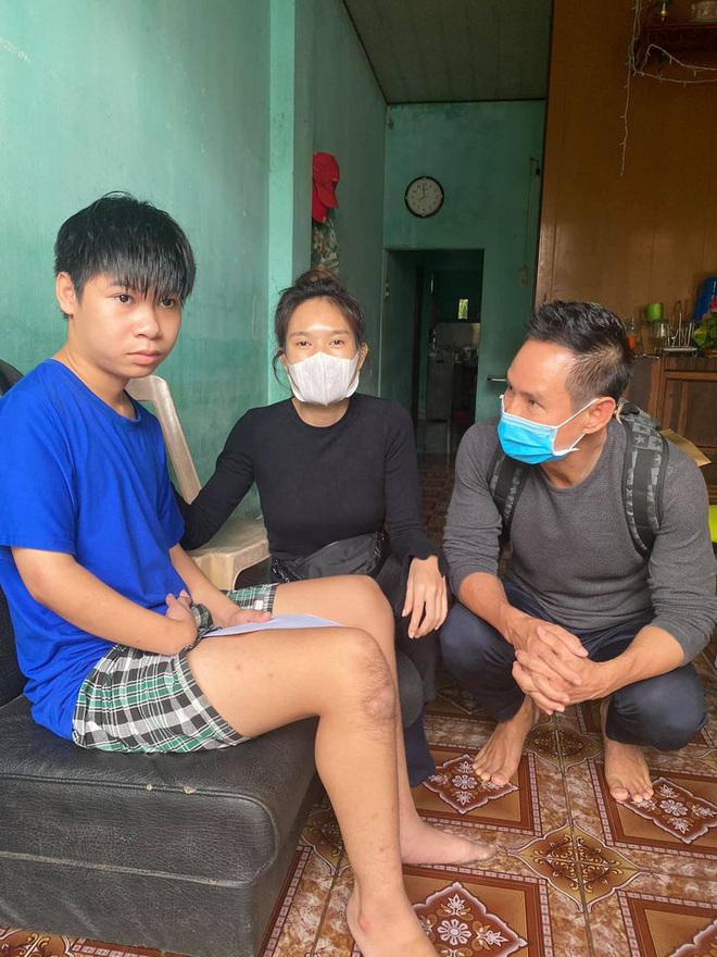 Vợ chồng Lý Hải - Minh Hà đồng hành đến cứu trợ miền Trung, chia sẻ từng muốn cãi nhau vì chuyện tặng tiền cho bà con - Ảnh 3. Vợ chồng Lý Hải - Minh Hà đồng hành đến cứu trợ miền Trung, chia sẻ từng muốn cãi nhau vì chuyện tặng tiền cho bà con - Ảnh 3.
