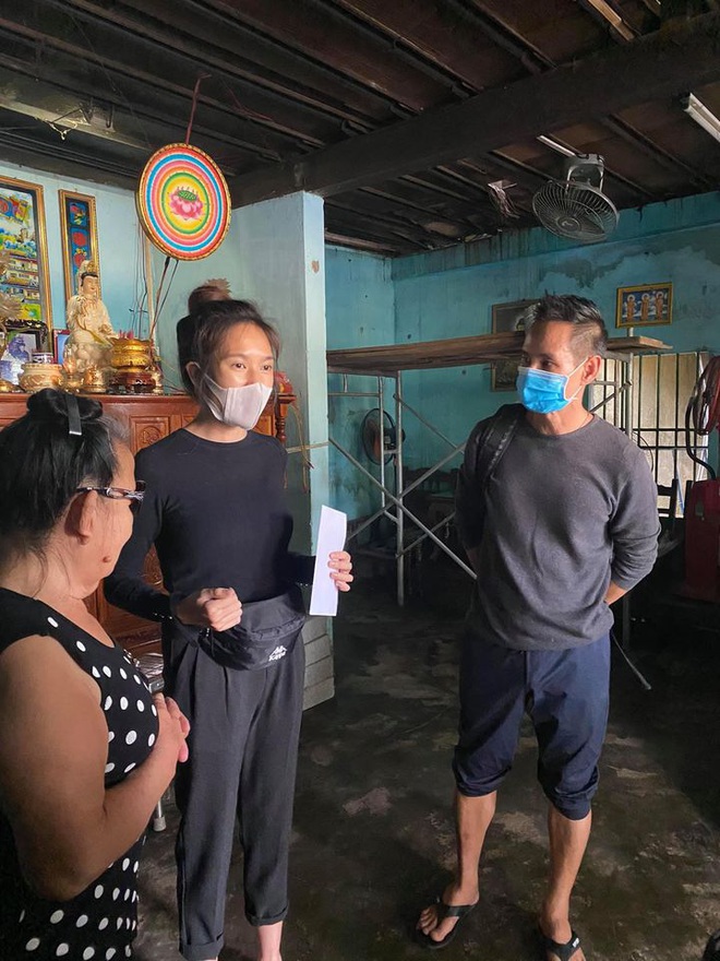 Vợ chồng Lý Hải - Minh Hà đồng hành đến cứu trợ miền Trung, chia sẻ từng muốn cãi nhau vì chuyện tặng tiền cho bà con - Ảnh 6. Vợ chồng Lý Hải - Minh Hà đồng hành đến cứu trợ miền Trung, chia sẻ từng muốn cãi nhau vì chuyện tặng tiền cho bà con - Ảnh 6.