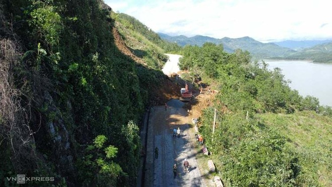 Phép màu trong vụ sạt lở đất ở Trà Leng: Đã cứu sống được 33 người, tiếp tục tìm kiếm 13 nạn nhân mất tích - Ảnh 1.