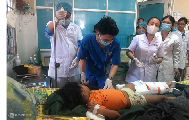 Phép màu trong vụ sạt lở đất ở Trà Leng: Đã cứu sống được 33 người, tiếp tục tìm kiếm 13 nạn nhân mất tích - Ảnh 1.
