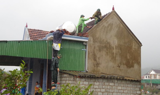 Hà Tĩnh: Lốc xoáy thổi tốc mái hàng chục nhà dân - Ảnh 3. Hà Tĩnh: Lốc xoáy thổi tốc mái hàng chục nhà dân - Ảnh 3.