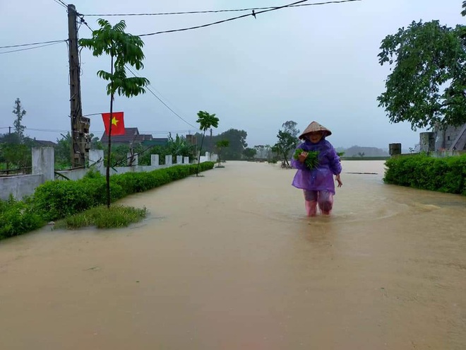 Hà Tĩnh: Lốc xoáy thổi tốc mái hàng chục nhà dân - Ảnh 4. Hà Tĩnh: Lốc xoáy thổi tốc mái hàng chục nhà dân - Ảnh 4.