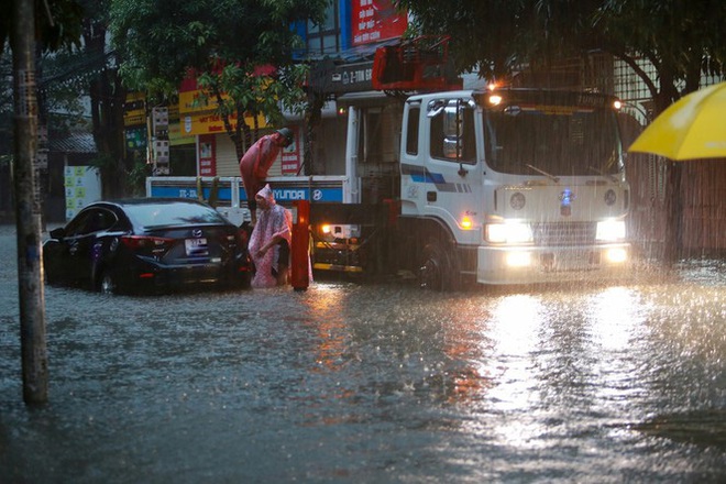 Mưa lớn do hoàn lưu bão số 9, TP. Vinh ngập sâu, hàng loạt xe chết máy - Ảnh 1. Mưa lớn do hoàn lưu bão số 9, TP. Vinh ngập sâu, hàng loạt xe chết máy - Ảnh 1.