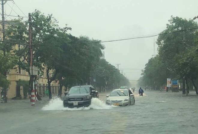 Mưa lớn do hoàn lưu bão số 9, TP. Vinh ngập sâu, hàng loạt xe chết máy - Ảnh 2. Mưa lớn do hoàn lưu bão số 9, TP. Vinh ngập sâu, hàng loạt xe chết máy - Ảnh 2.