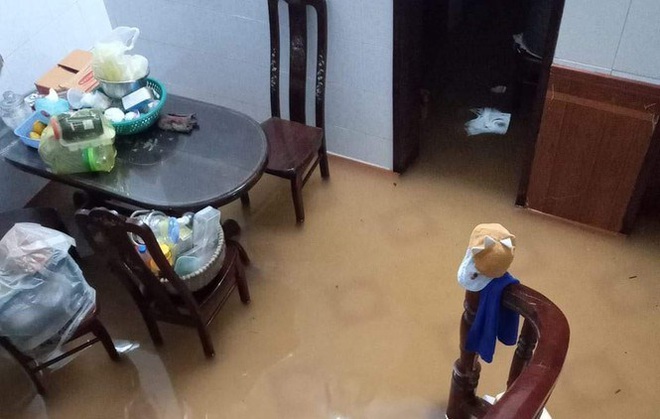 Mưa lớn do hoàn lưu bão số 9, TP. Vinh ngập sâu, hàng loạt xe chết máy - Ảnh 5. Mưa lớn do hoàn lưu bão số 9, TP. Vinh ngập sâu, hàng loạt xe chết máy - Ảnh 5.