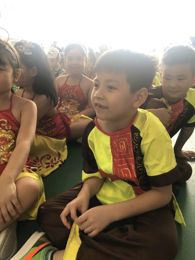 Hỏi giữa Tiếng Việt và Toán, môn nào quan trọng hơn? Con trai có câu trả lời khiến ông bố xin hàng vì quá bá đạo - Ảnh 1. Hỏi giữa Tiếng Việt và Toán, môn nào quan trọng hơn? Con trai có câu trả lời khiến ông bố xin hàng vì quá bá đạo - Ảnh 1.