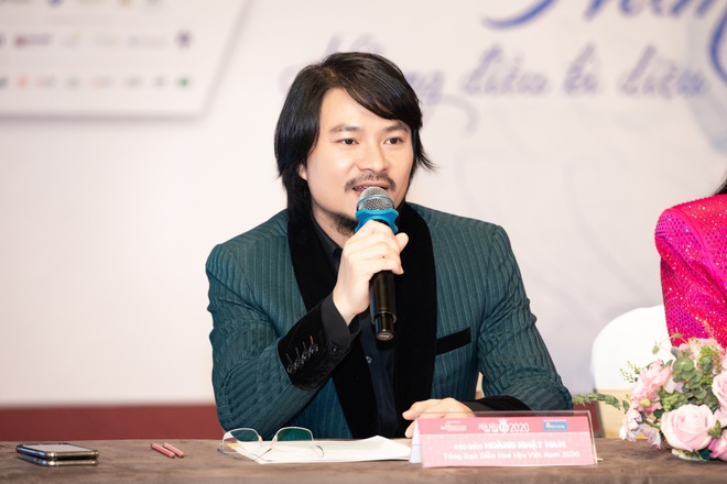 Họp báo Bán kết Hoa hậu Việt Nam 2020: Tiểu Vy đọ sắc với cả dàn hậu, Thuỵ Vân đeo nhẫn kim cương nổi bần bật - Ảnh 9. Họp báo Bán kết Hoa hậu Việt Nam 2020: Tiểu Vy đọ sắc với cả dàn hậu, Thuỵ Vân đeo nhẫn kim cương nổi bần bật - Ảnh 9.