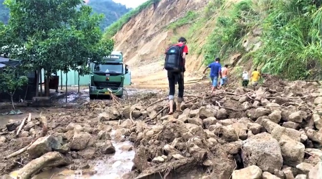 Thông tin mới nhất về vụ sạt lở khiến 11 người mất tích ở Phước Lộc - Ảnh 1.