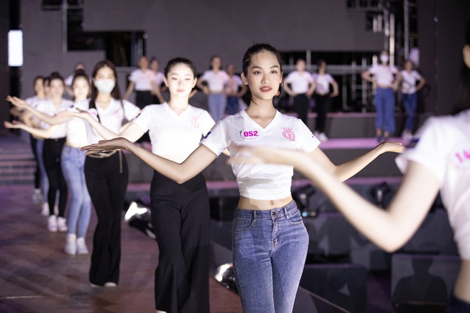 Trước giờ G đêm thi Người đẹp thời trang (HHVN 2020): Tiểu Vy và dàn Hoa hậu khoe nhan sắc thật, hé lộ sân khấu 40m quá hoành tráng! - Ảnh 7. Trước giờ G đêm thi Người đẹp thời trang (HHVN 2020): Tiểu Vy và dàn Hoa hậu khoe nhan sắc thật, hé lộ sân khấu 40m quá hoành tráng! - Ảnh 7.