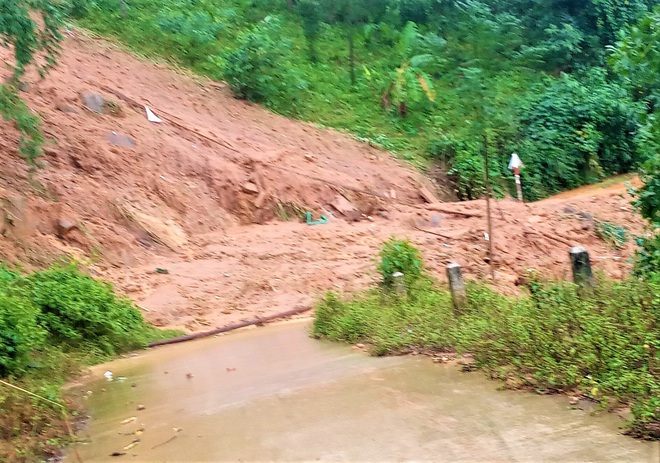 Tự ý dỡ rào chắn đi qua khu vực nguy hiểm, 2 thanh niên bị sạt lở núi vùi lấp suýt chết - Ảnh 3.