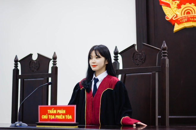 Nữ sinh 21 tuổi ngồi ghế Thẩm phán được dân mạng xin info không ngớt vì quá xinh - Ảnh 2. Nữ sinh 21 tuổi ngồi ghế Thẩm phán được dân mạng xin info không ngớt vì quá xinh - Ảnh 2.