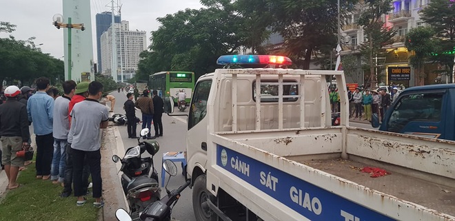 Hà Nội: Tài xế mặc đồng phục xe ôm công nghệ va chạm mạnh với xe máy khác tại ngã tư, 2 người thương vong - Ảnh 3.