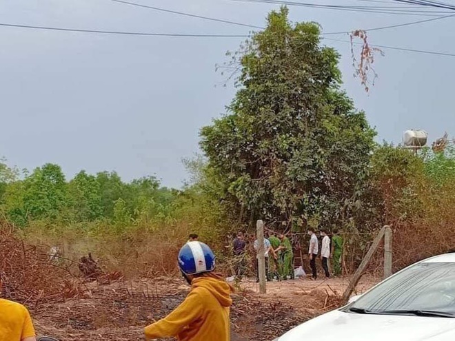 Người dân hốt hoảng bỏ chạy khi phát hiện bộ xương người chết khô ở bãi đất trống - Ảnh 1.