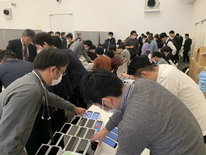 200 hành khách bị cách ly do virus Covid-19, Nhật Bản ra tay phát 2000 iPhone miễn phí để trợ giúp - Ảnh 3.