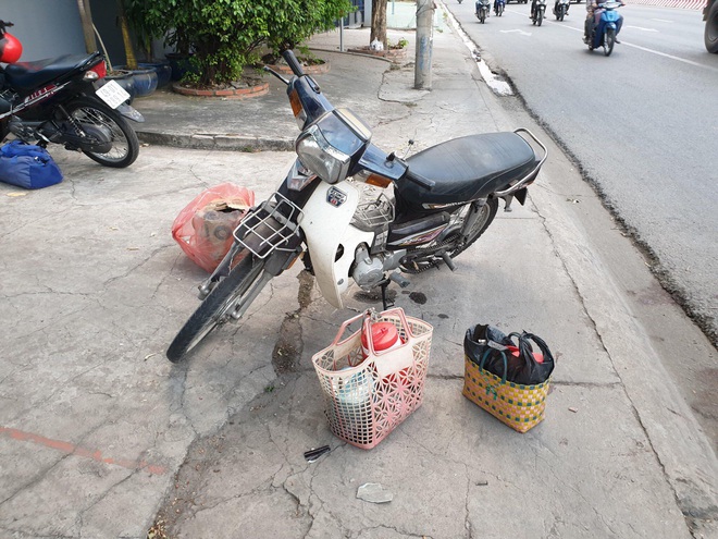 Bình Dương: Ngồi đón xe khách bên lề đường, cụ bà bị xe máy tông tử vong - Ảnh 1.