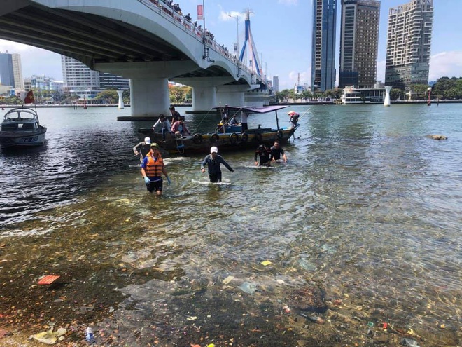 Buồn chuyện tình cảm, thanh niên đưa số điện thoại mẹ cho tài xế Grab rồi nhảy sông tự tử - Ảnh 6.