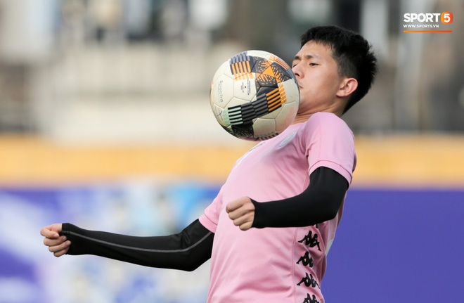 Quang Hải nhăn nhó vì đau khi tập riêng, Đình Trọng chăm chỉ plank giữ dáng ở Hà Nội FC - Ảnh 8.