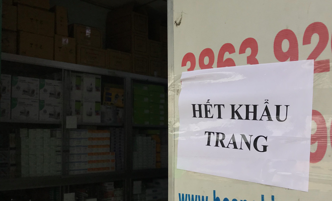 Tiệm thuốc ở Sài Gòn treo biển hết hàng nhưng lại “ém” 657 chiếc khẩu trang chờ bán giá cao - Ảnh 1.