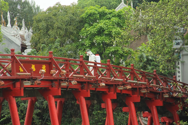 Hà Nội tiến hành tiêu độc khử trùng các khu di tích để đảm bảo an toàn cho du khách giữa mùa dịch Covid-19 - Ảnh 19.