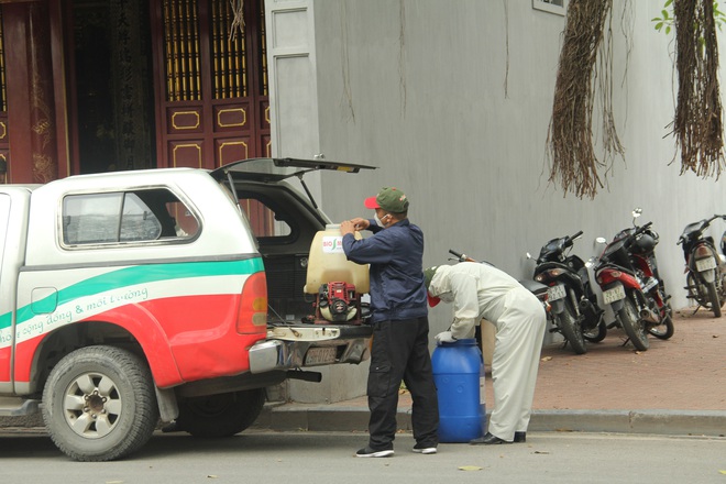 Hà Nội tiến hành tiêu độc khử trùng các khu di tích để đảm bảo an toàn cho du khách giữa mùa dịch Covid-19 - Ảnh 8.