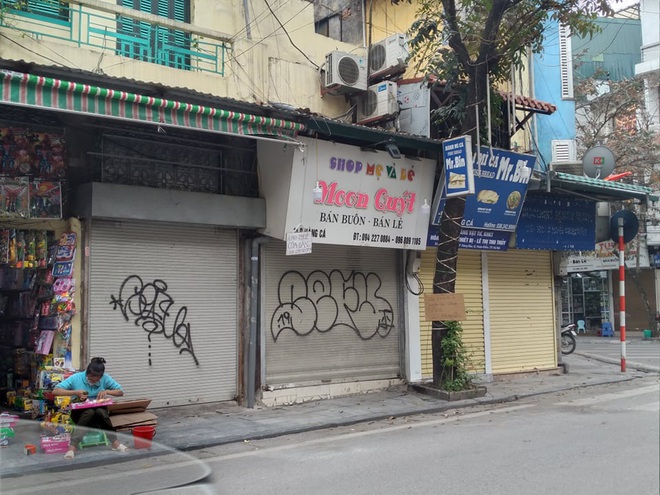 Ảnh hưởng dịch virus corona, hàng loạt cửa hàng phố cổ Hà Nội đóng cửa dừng hoạt động - Ảnh 6.